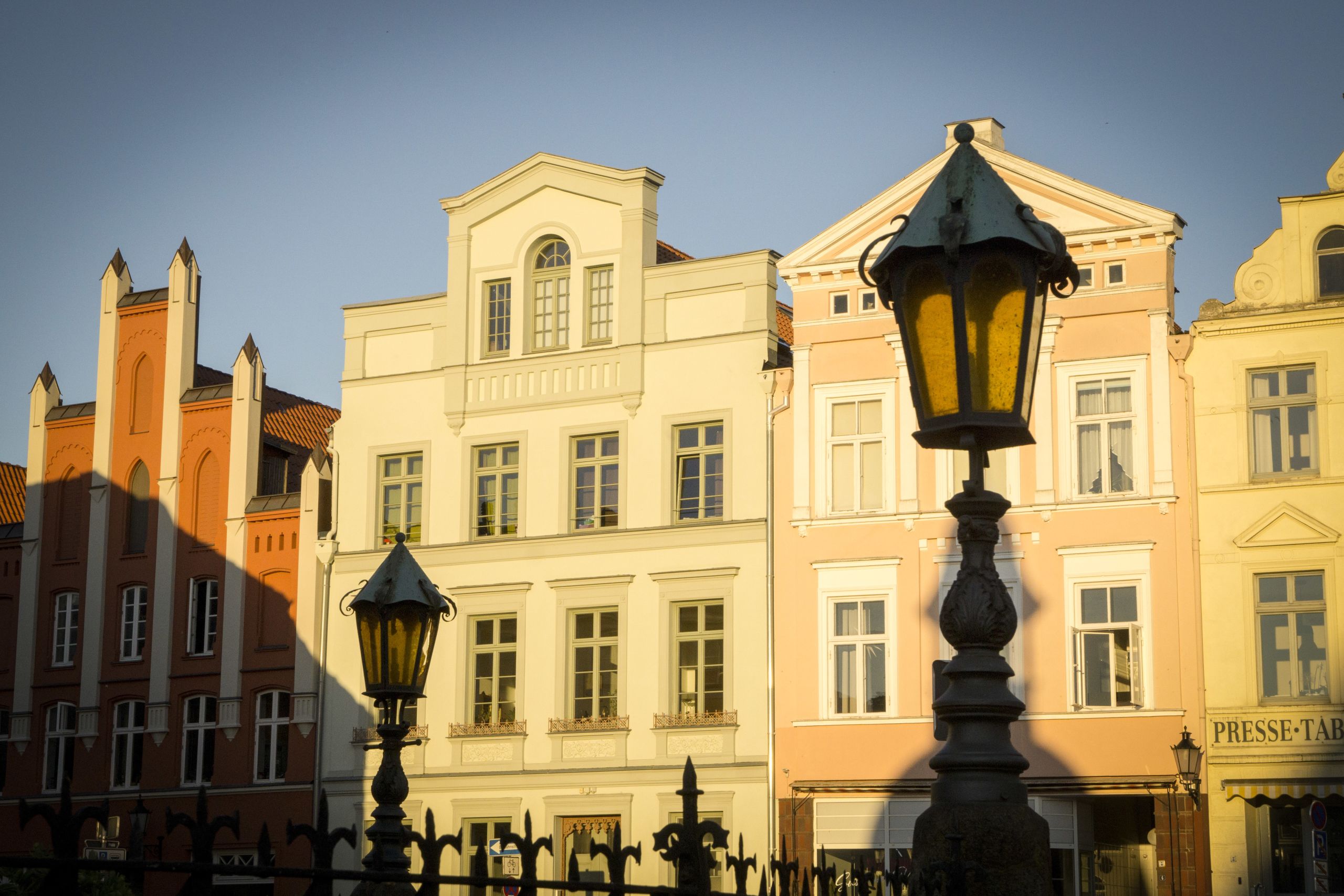 Edifici con torre in uno stile architettonico tipico delle città nordiche lungo la costa baltica.